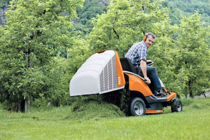 Tractor tuns iarba STIHL RT 4082 parcuri si gradini